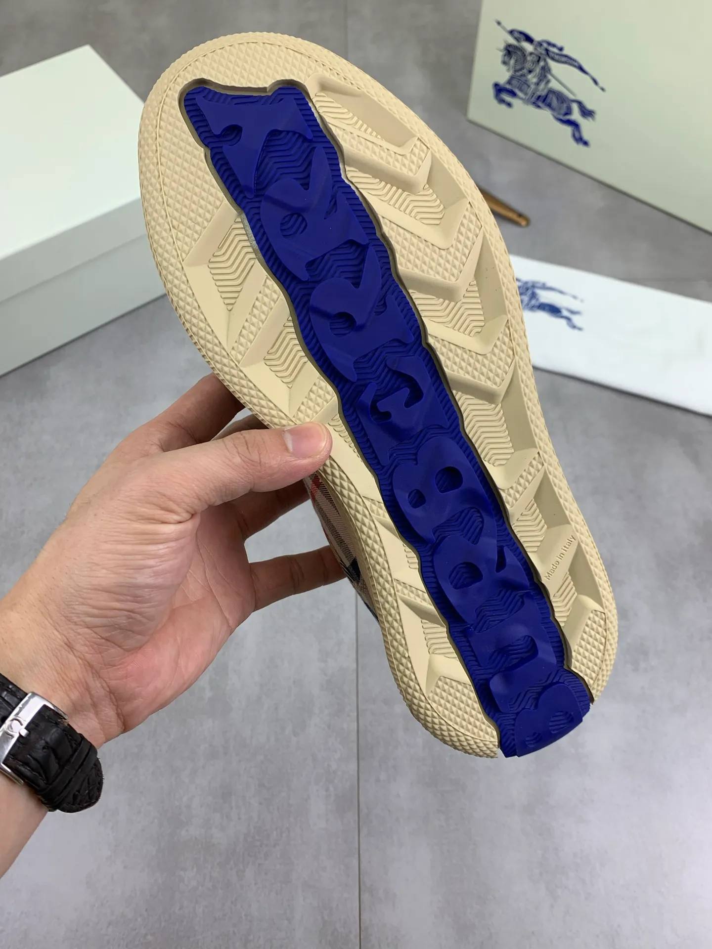 Factory price P580 [BURBERRY] Burberry - High-end quality original order (couples 🧑‍🤝‍🧑 style) - Upper: imported 🔝 original material - Lining: cowhide lining, feet; water-dyed cowhide - Outsole: ultra-light TPR rubber; two-color molded outsole - Ultra-high quality control, fine workmanship: highlighted (high-end, extravagance, grade) -Size: 35-46 (male 38 46 Female 35 40 Customized)·Color: 5️⃣colors available